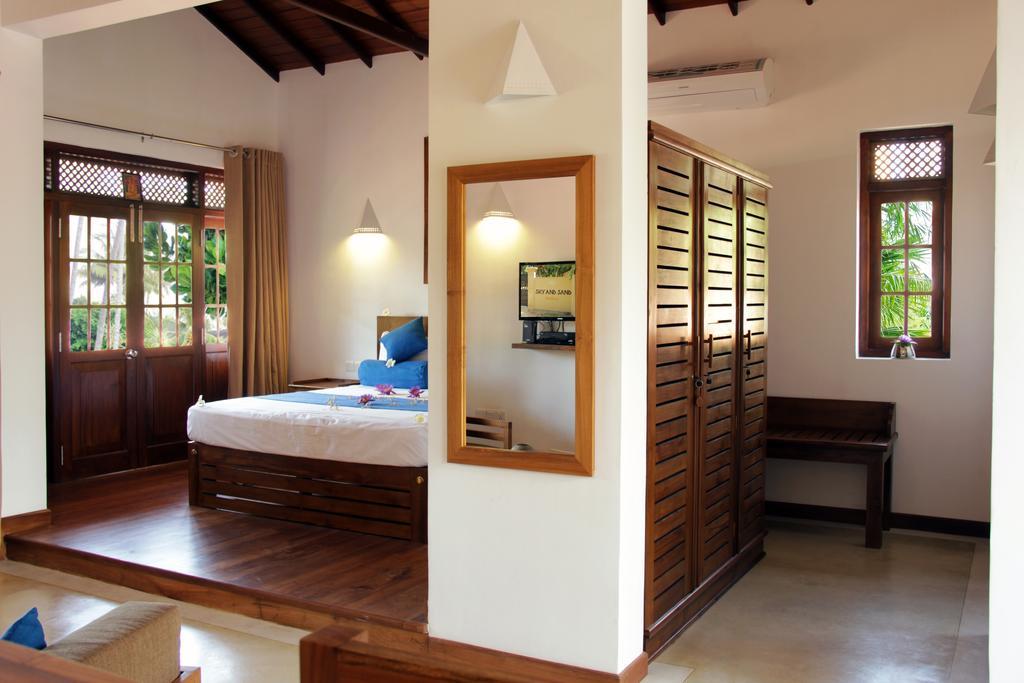 Sky And Sand Guesthouse Beruwala Room photo
